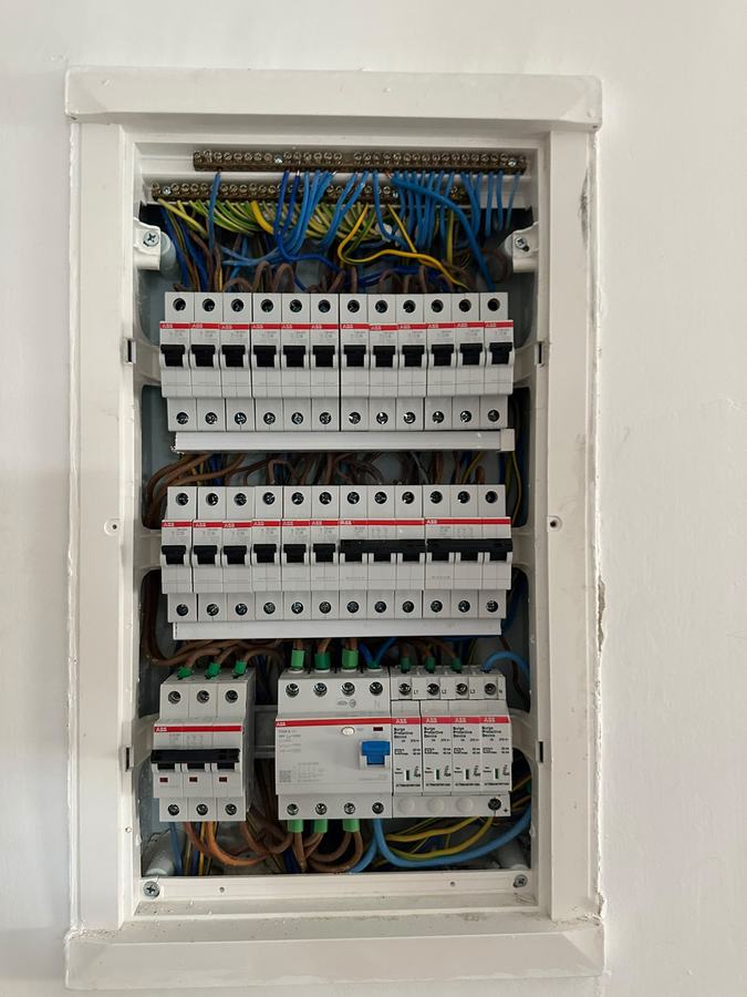 לוח חשמל תלת פאזי מסודר עם מפסקי ABB, מפסק פחת ראשי וארבע הגנות מתח יתר